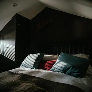 https://tiny-floating-home-with-marina-views.brighton-hotels-england.com